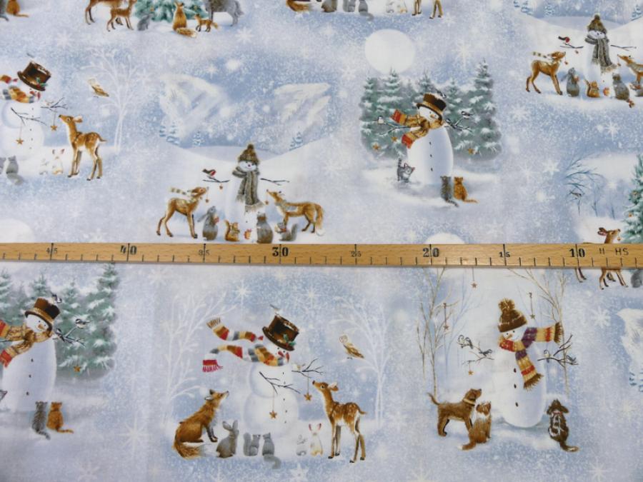 Preview: Patchworkstoff Woodland Friends mit Schneemännern und Waldtieren auf einem hellblau marmorierten Untergrund mit Bemaßung